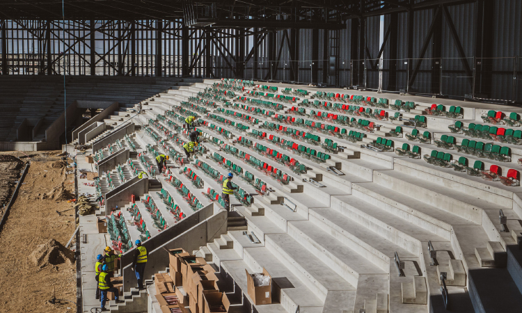 Montaż krzesełek na stadionie Zagłębiowskiego Parku Sportowego