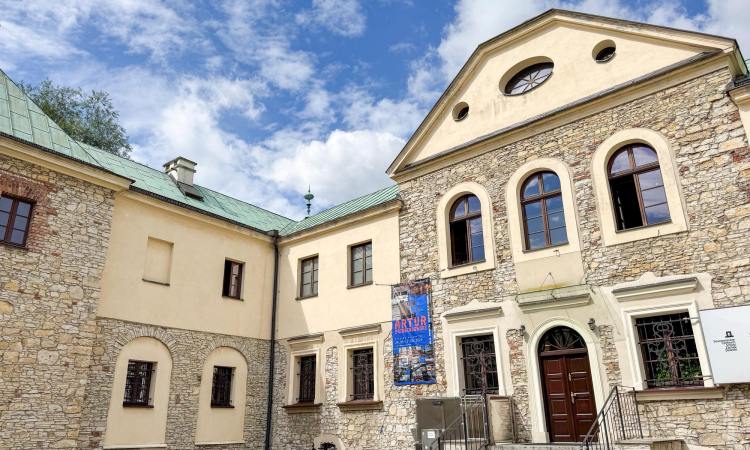 Teren wokół Zamku Sieleckiego wypięknieje