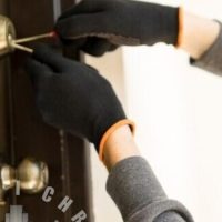Uwaga! Przestępcy nie mają wakacji – zabezpiecz swoje mieszkanie!