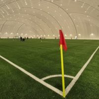 Nowoczesne boisko ze sztuczną murawą i halą pneumatyczną w Klimontowie